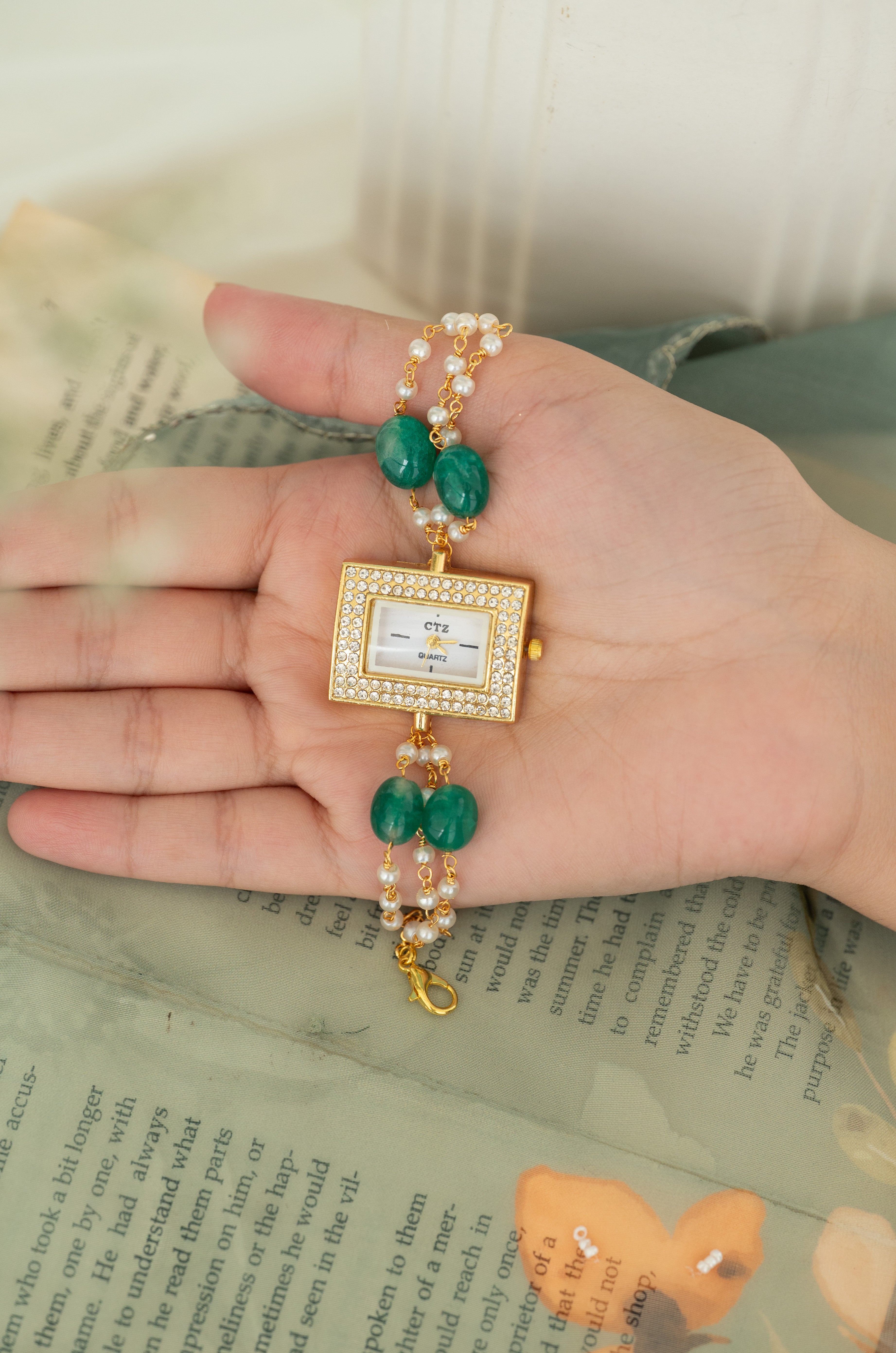 Luxury Green Bead and Pearl Gold-Plated Women Wrist Watch