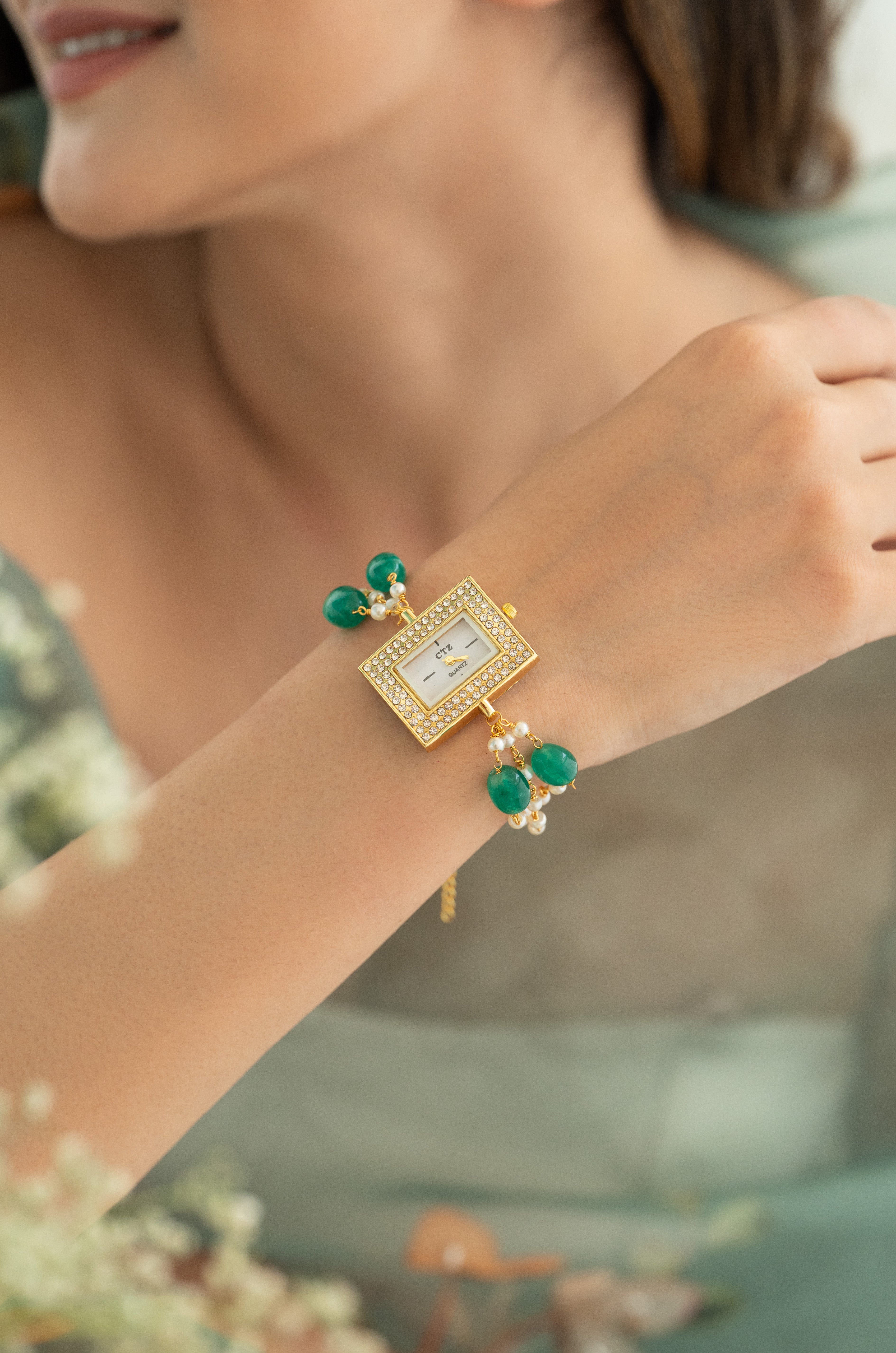 Luxury Green Bead and Pearl Gold-Plated Women Wrist Watch