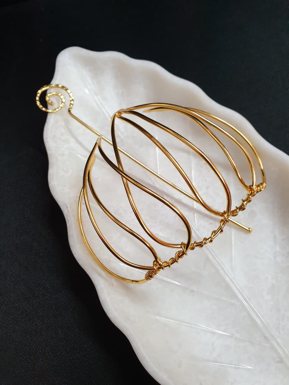 Elegant Gold Wire Swirl Bun Pin