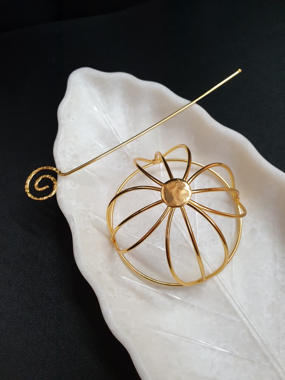 Stylish Gold Wire Floral Bun Pin