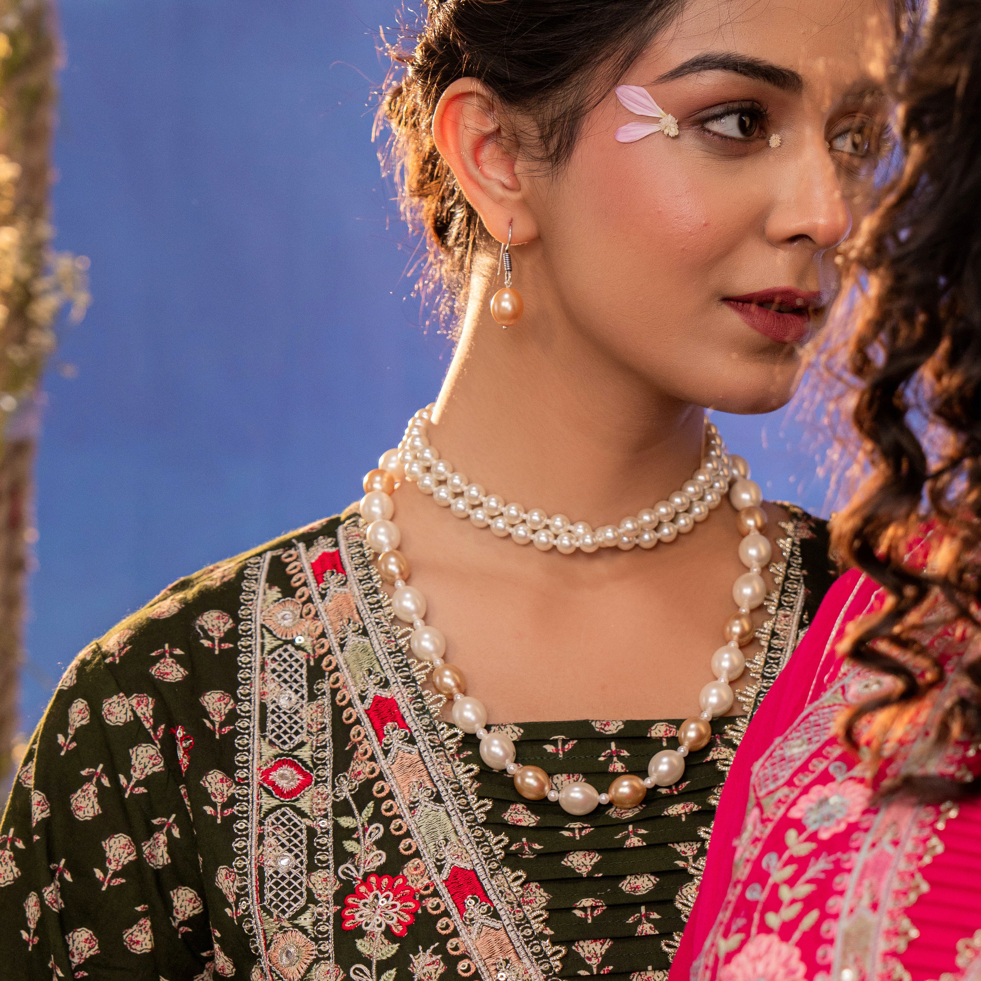 White and Golden Shell Pearl And Choker Necklace With Earrings