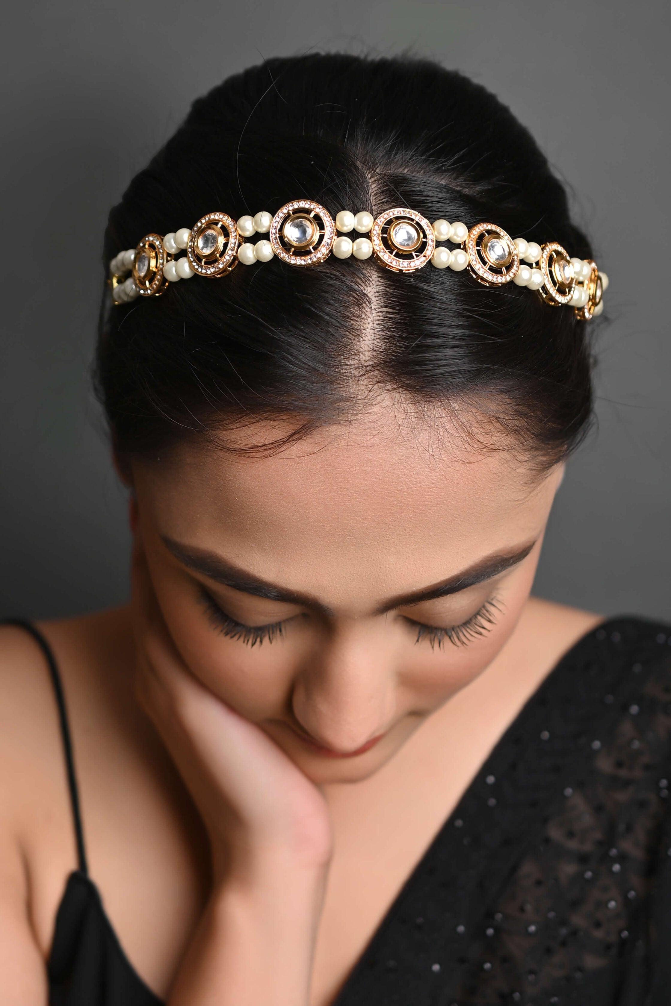 Kundan Mathapatti Along With Maang Tikka And Earrings