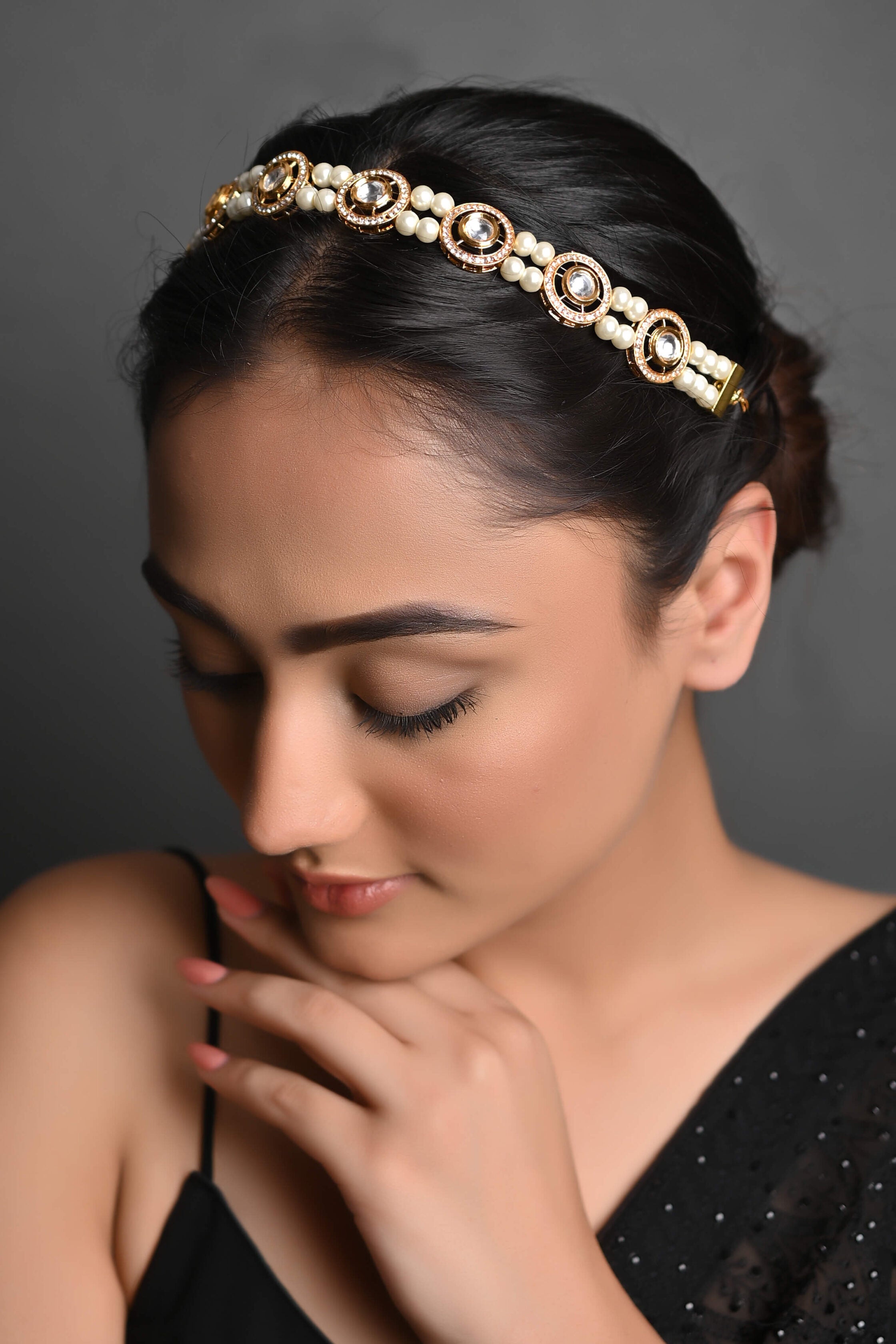 Kundan Mathapatti Along With Maang Tikka And Earrings