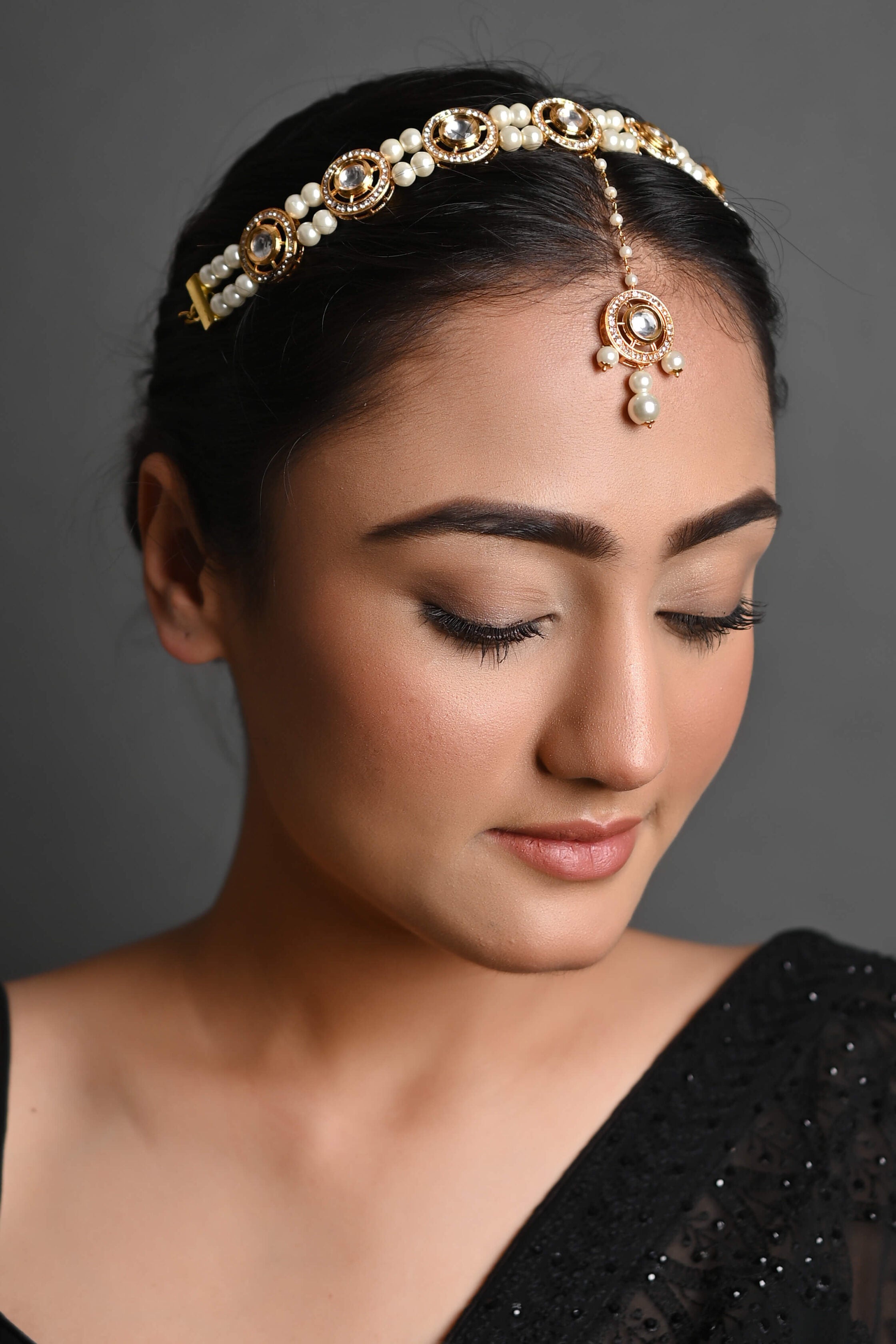 Kundan Mathapatti Along With Maang Tikka And Earrings