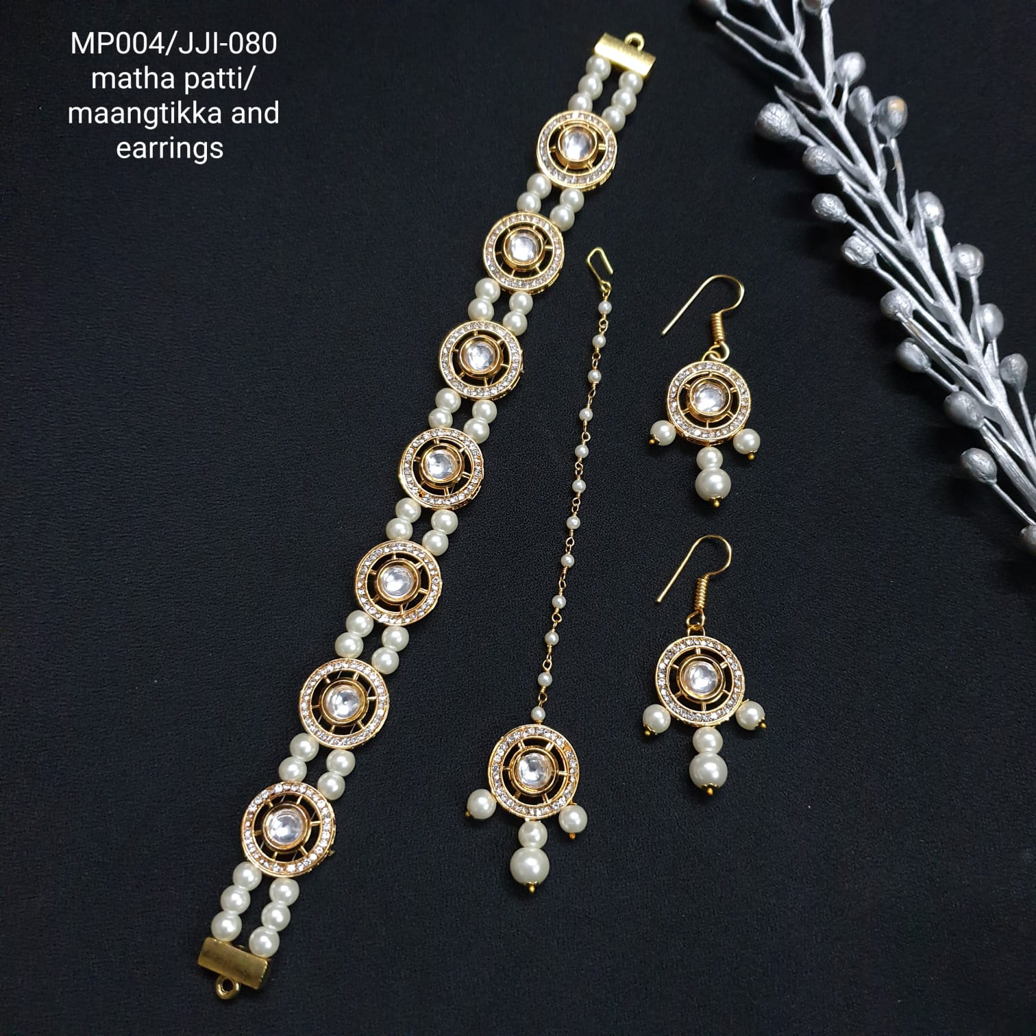 Kundan Mathapatti Along With Maang Tikka And Earrings
