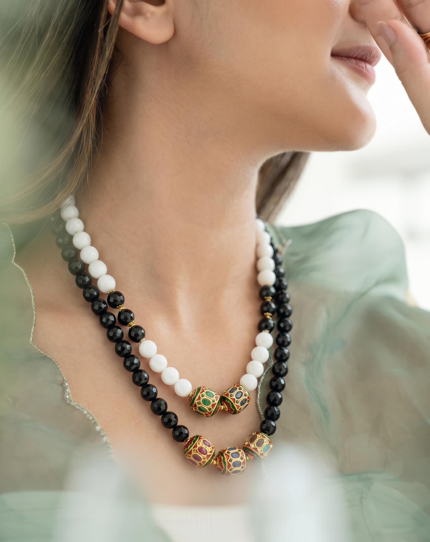Black and White Jadau Stone Necklace