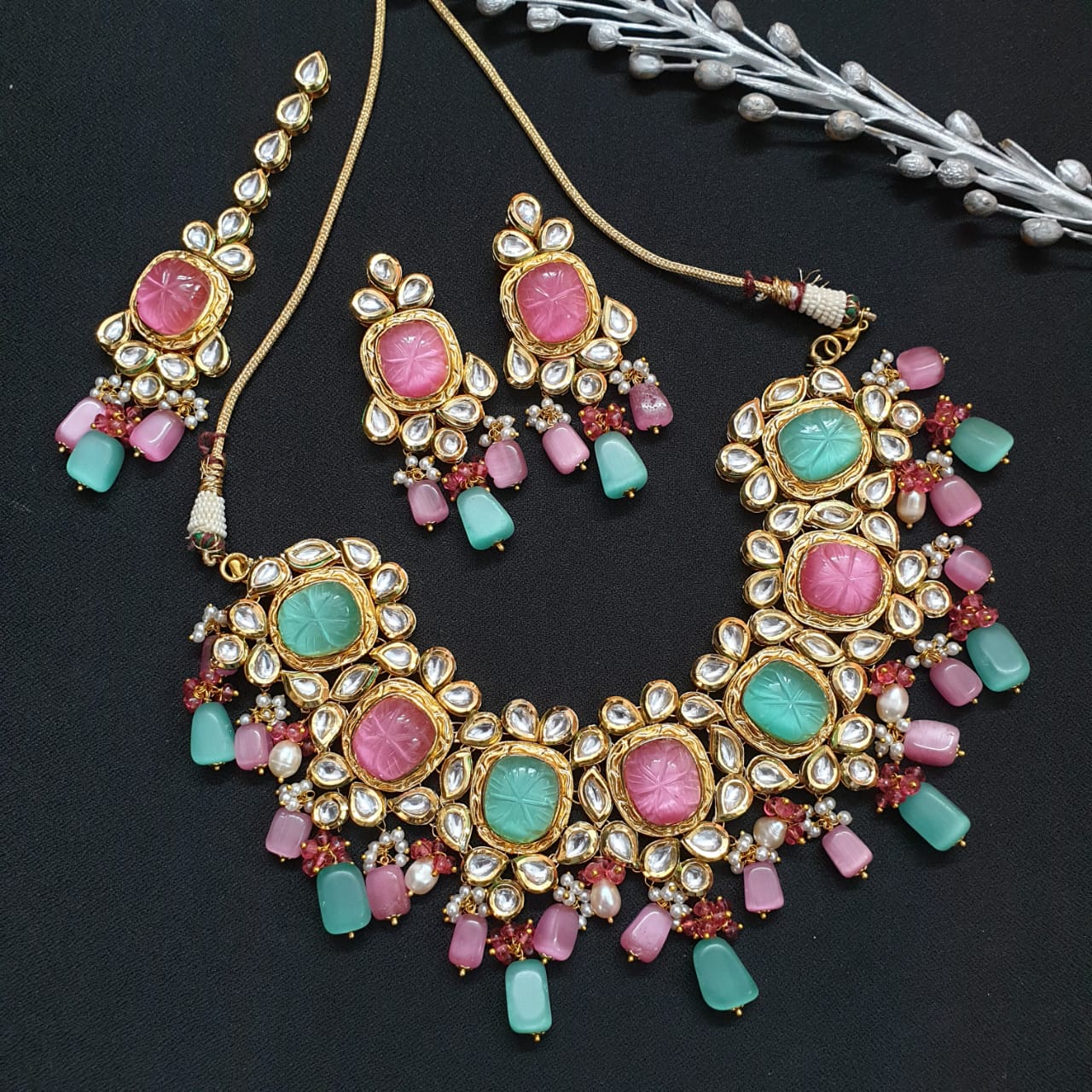 Carving Stone Kundan Necklace Set With Earrings and Maang Tikka
