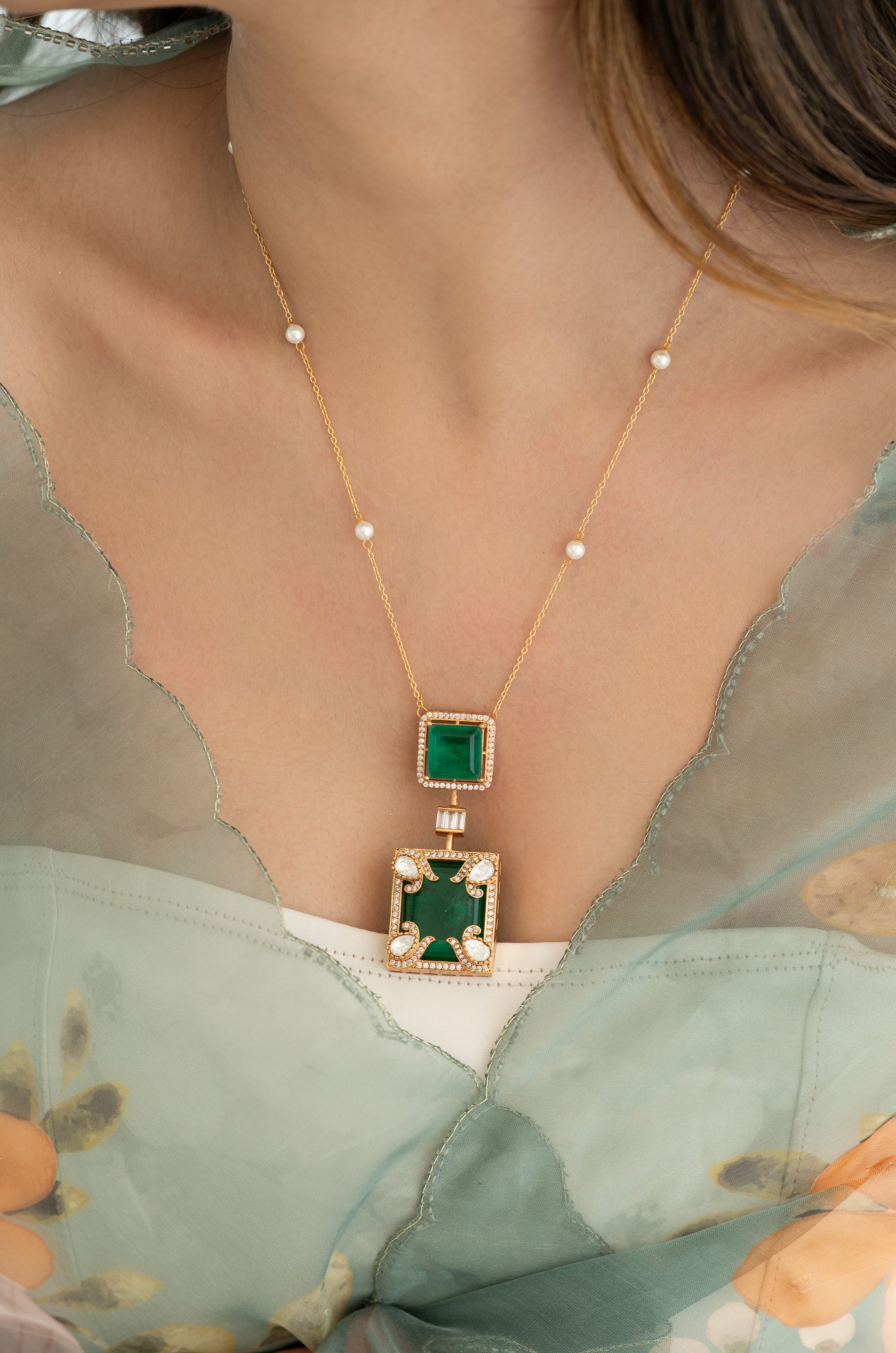 Luxury Gold Tone Green Accent Pendant Necklace