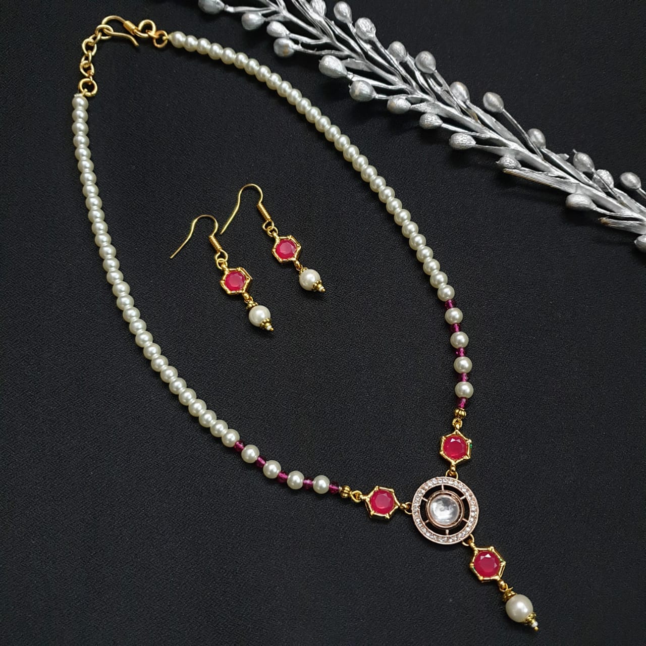Small Kundan Pendant Set With Earrings