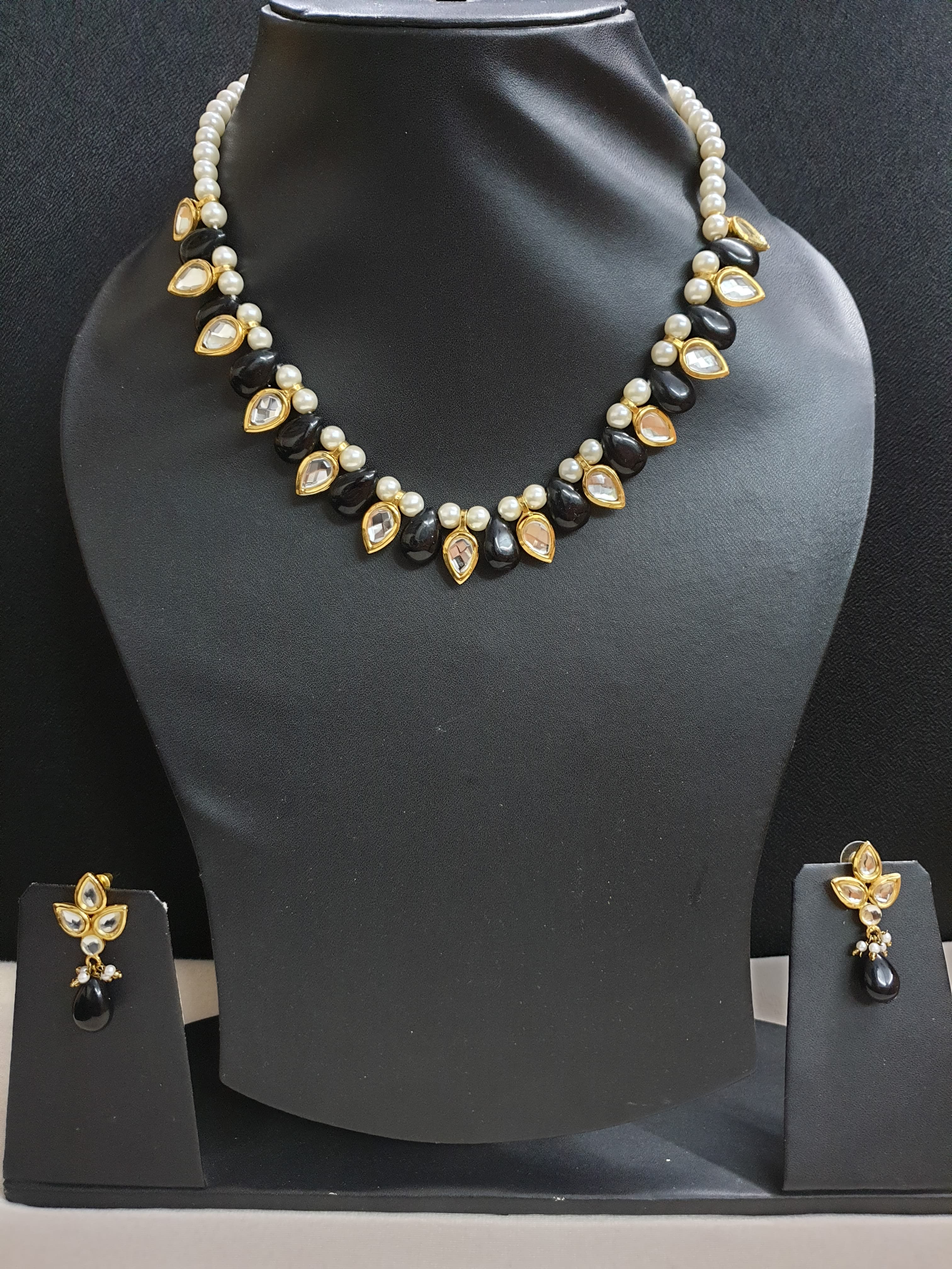 Black Stone Single Kundan Pearl Necklace Set With Earrings