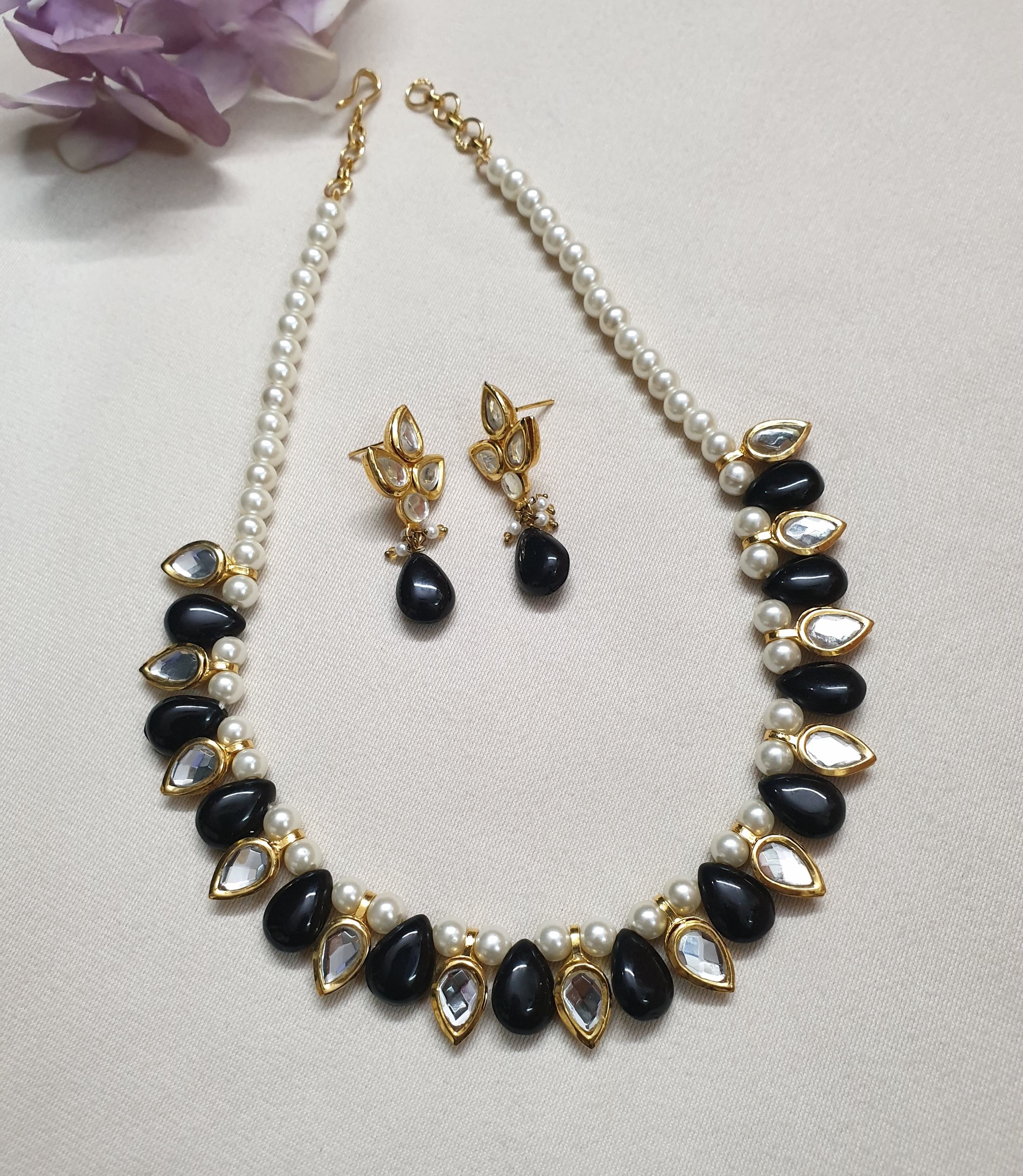 Black Stone Single Kundan Pearl Necklace Set With Earrings