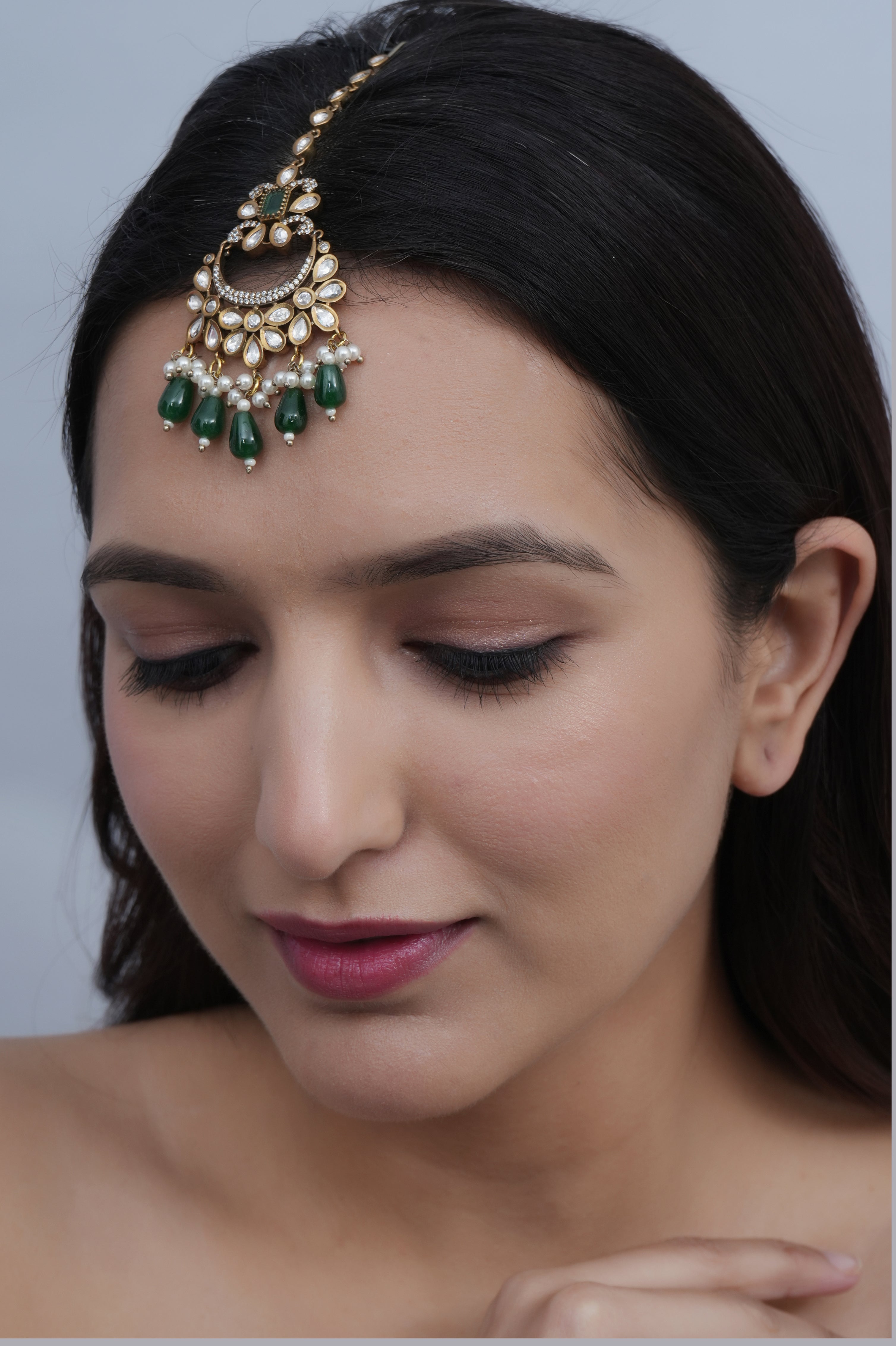 Designer Emerald Green Color Stone Kundan Maang Tikka