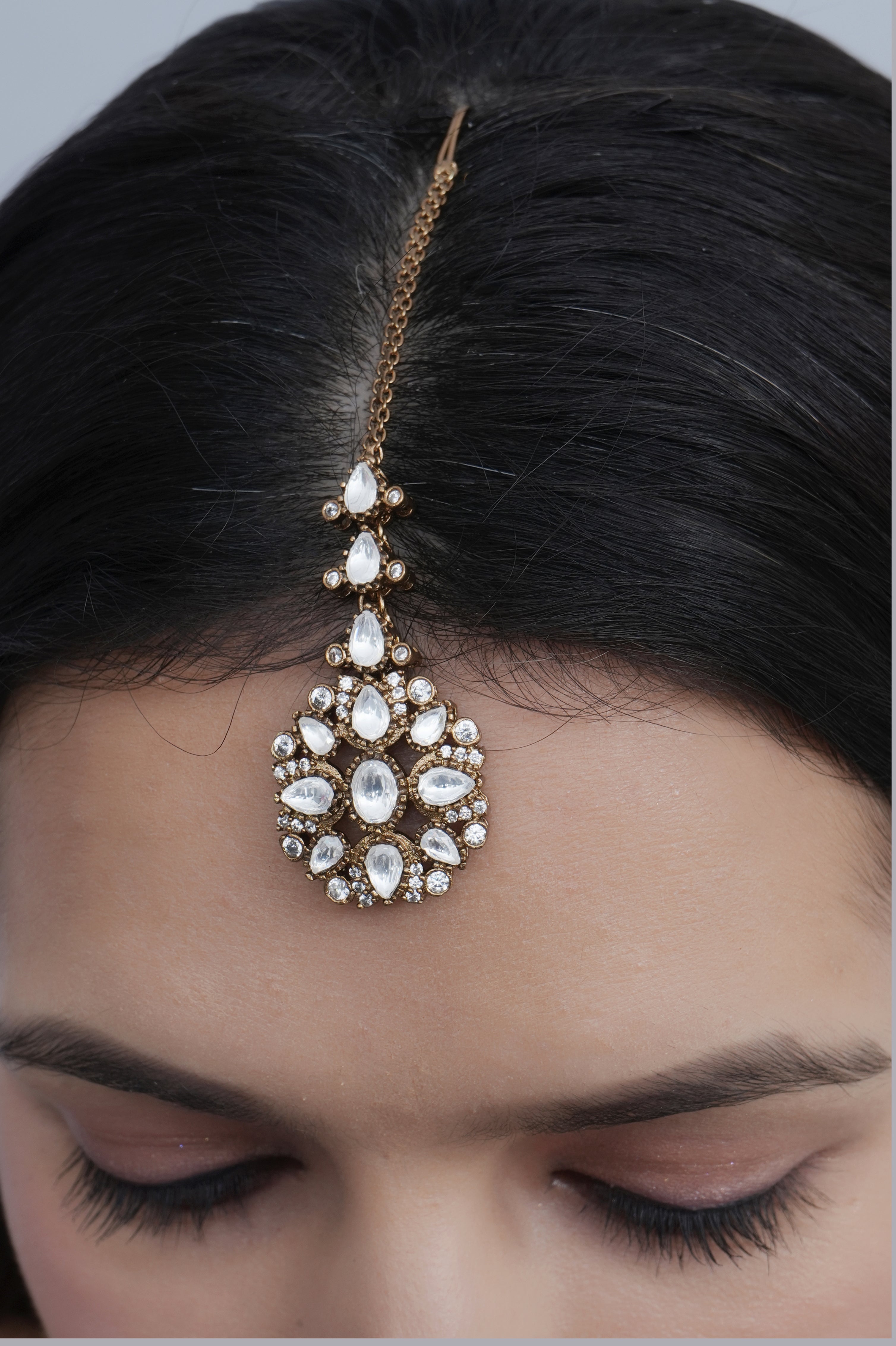 Elegant White Kundan Polki Maang Tikka