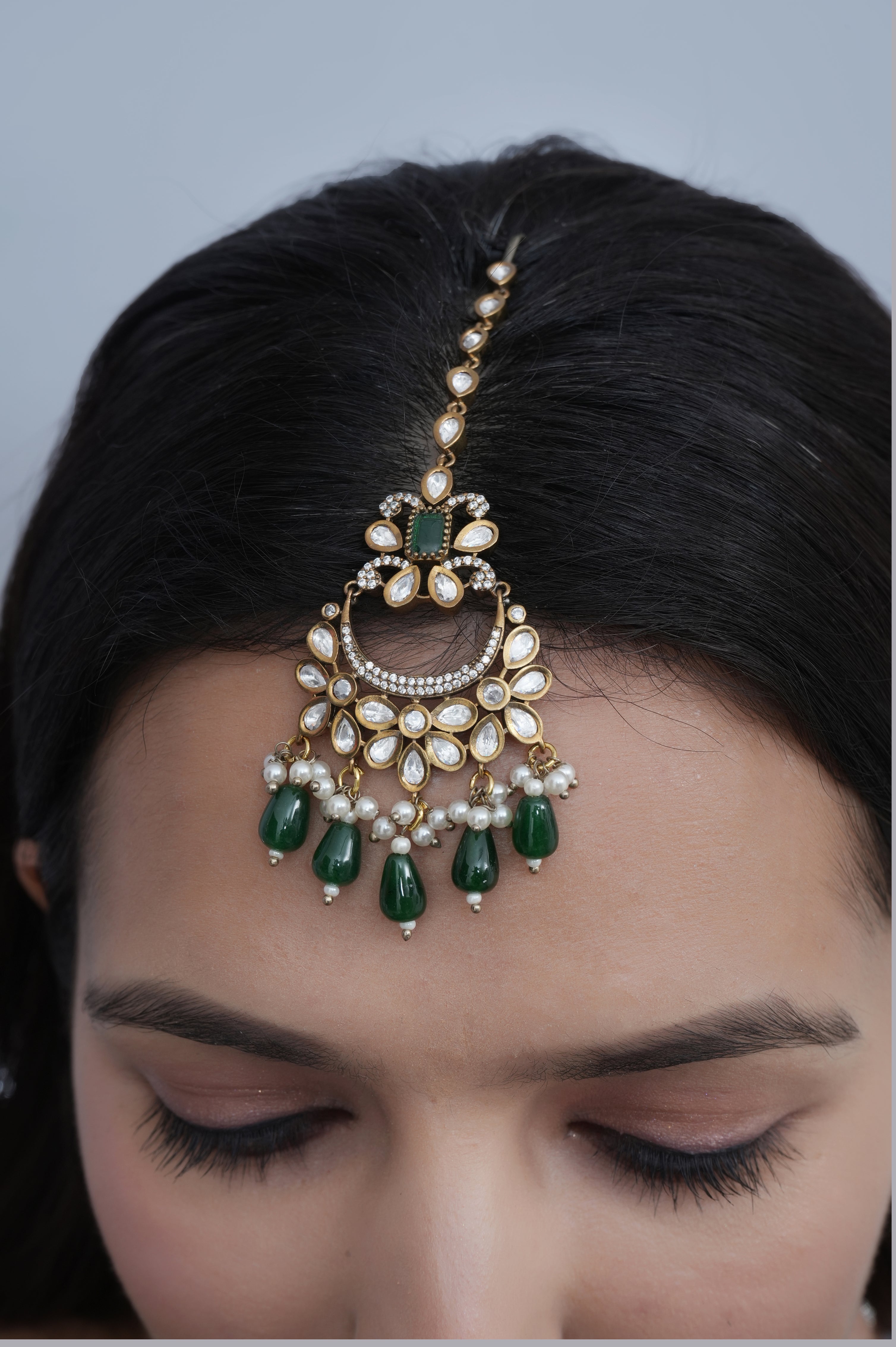 Designer Emerald Green Color Stone Kundan Maang Tikka