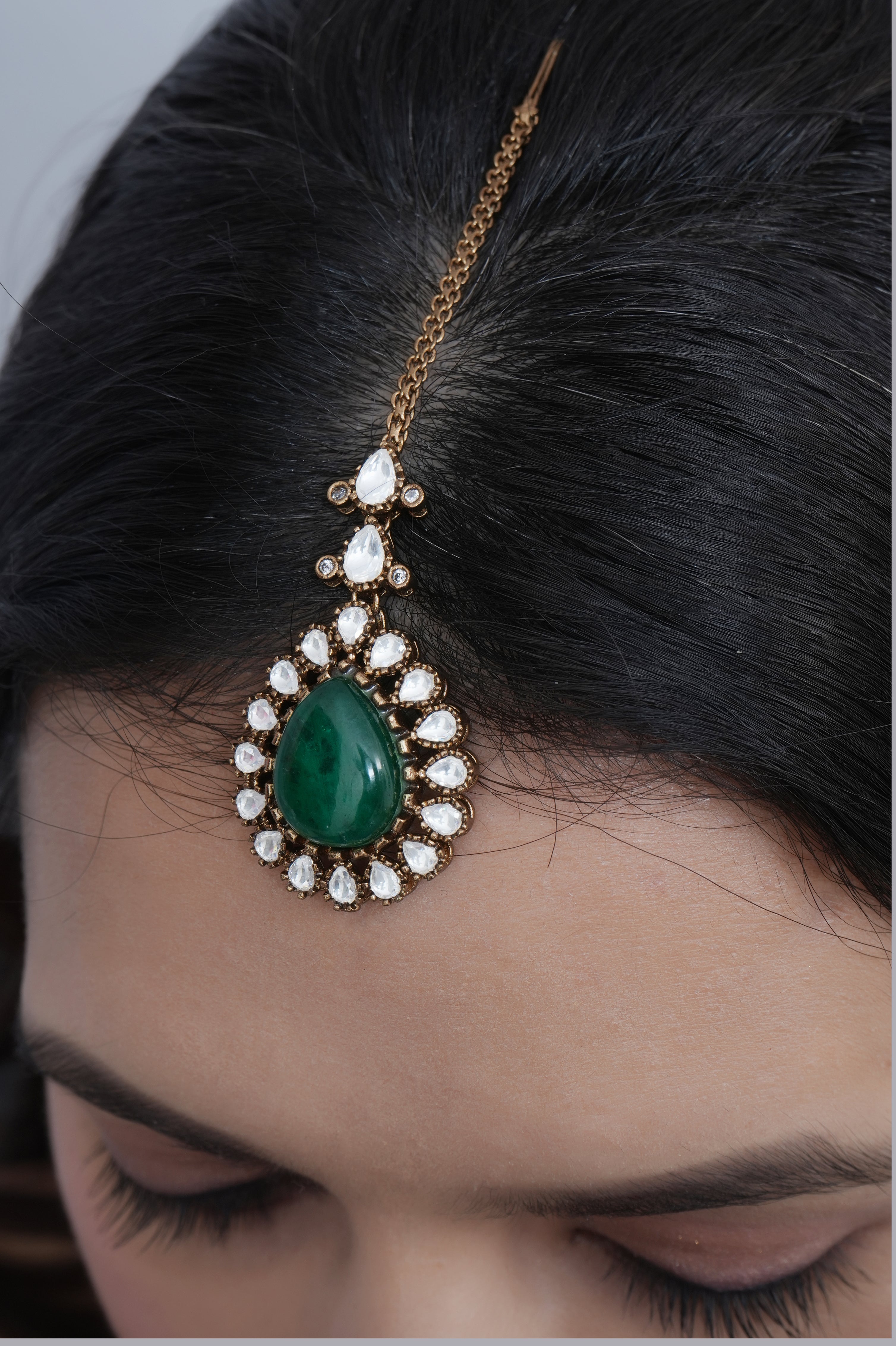 Emerald Green Color Stone Designer Kundan Maang Tikka